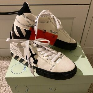 OFF WHITE Virgil Abloh New Arrow Vulcanized Low Sneakers - 40